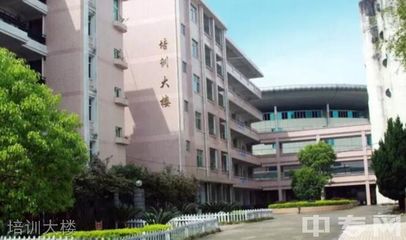 建陽(yáng)農(nóng)業(yè)工程學(xué)校 師資力量與管理水平初探，兼談?dòng)?jì)算機(jī)技術(shù)培訓(xùn)特色